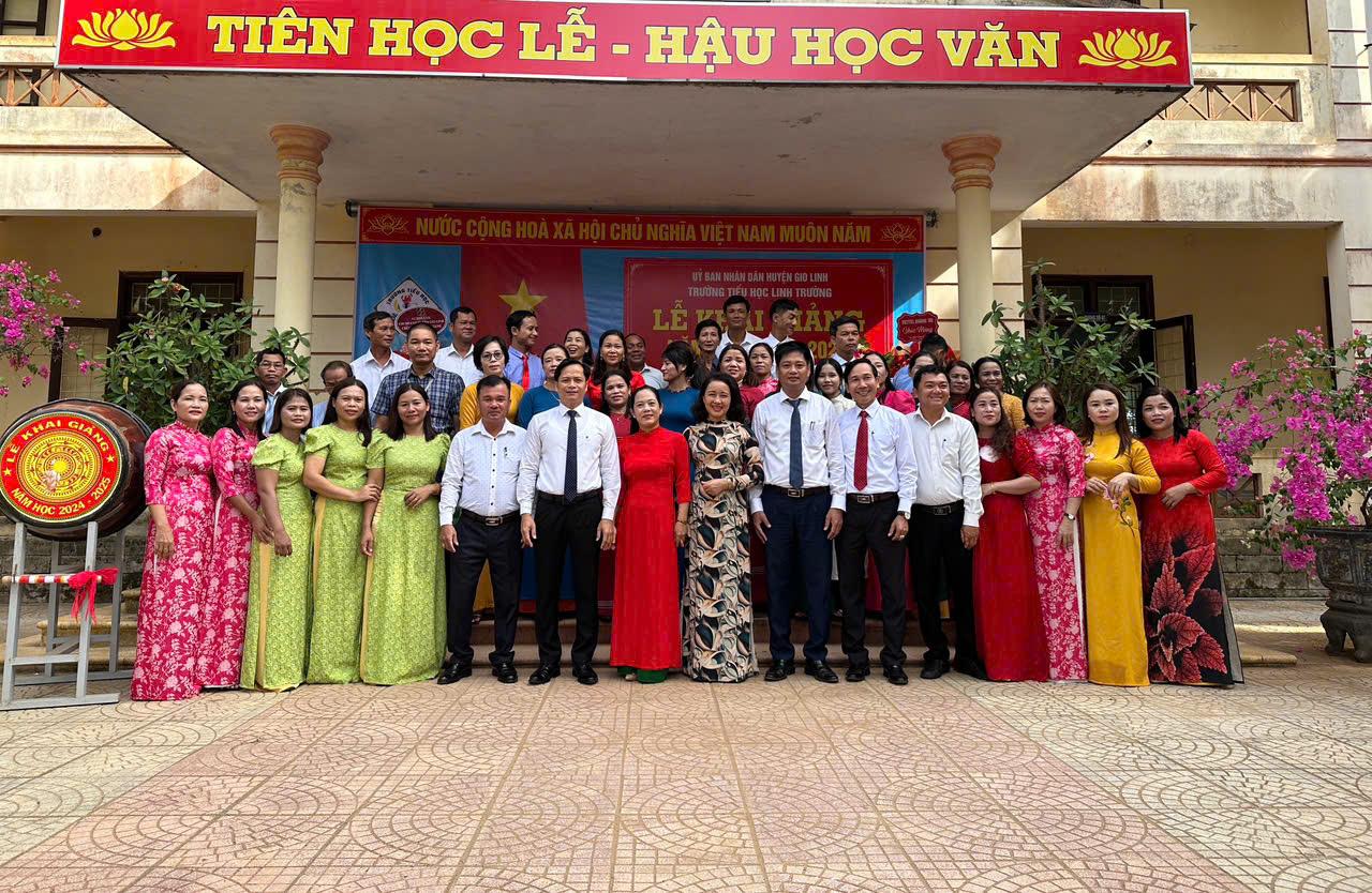 Trao quà Hội Khuyến học xã tại buổi Lễ khai giảng năm học mới 2024-2025