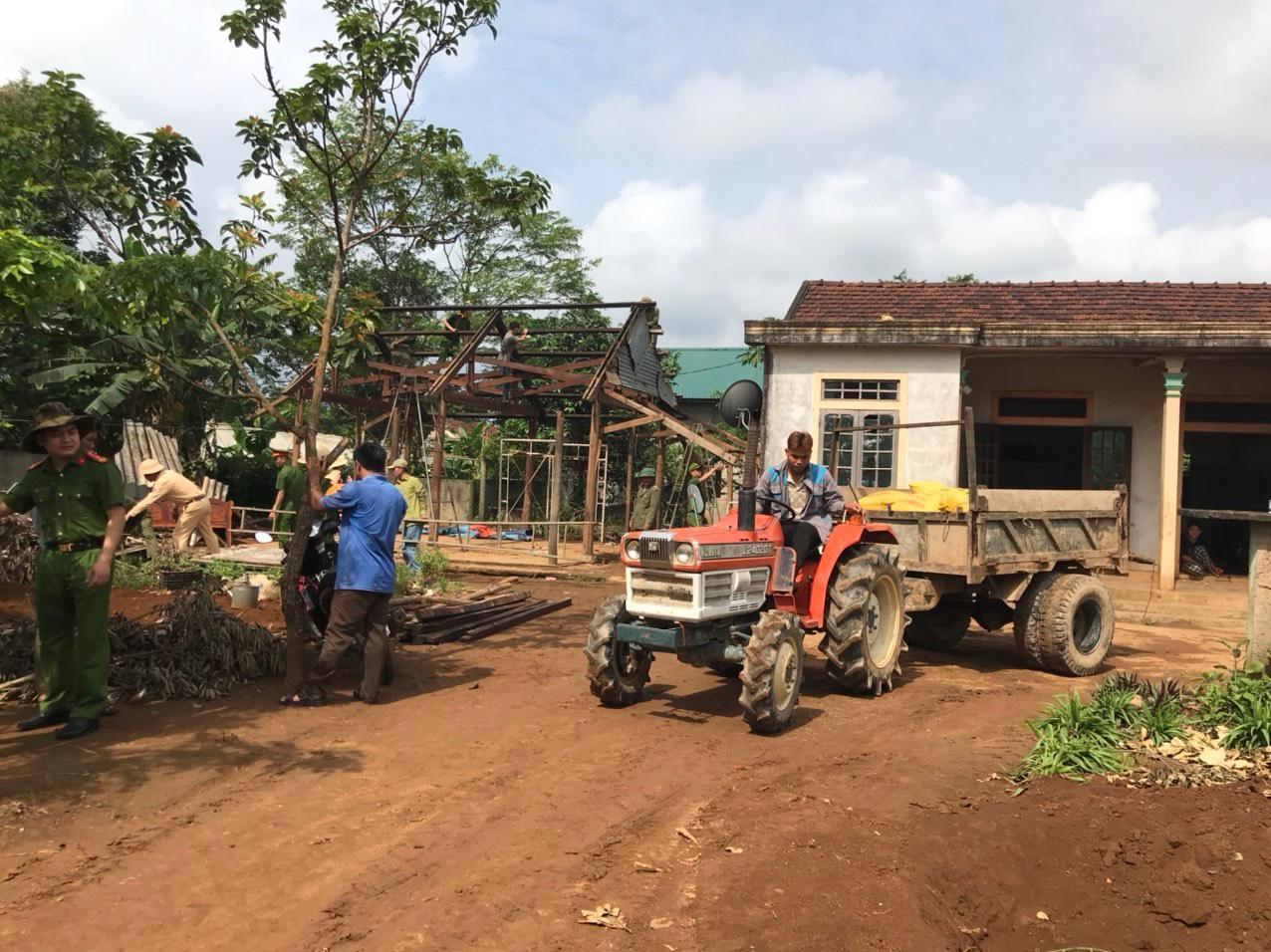 Lực lượng công an huyện cùng lực lượng Công an xã Linh Trường, trưởng các ngành đoàn thể xã, trưởng...